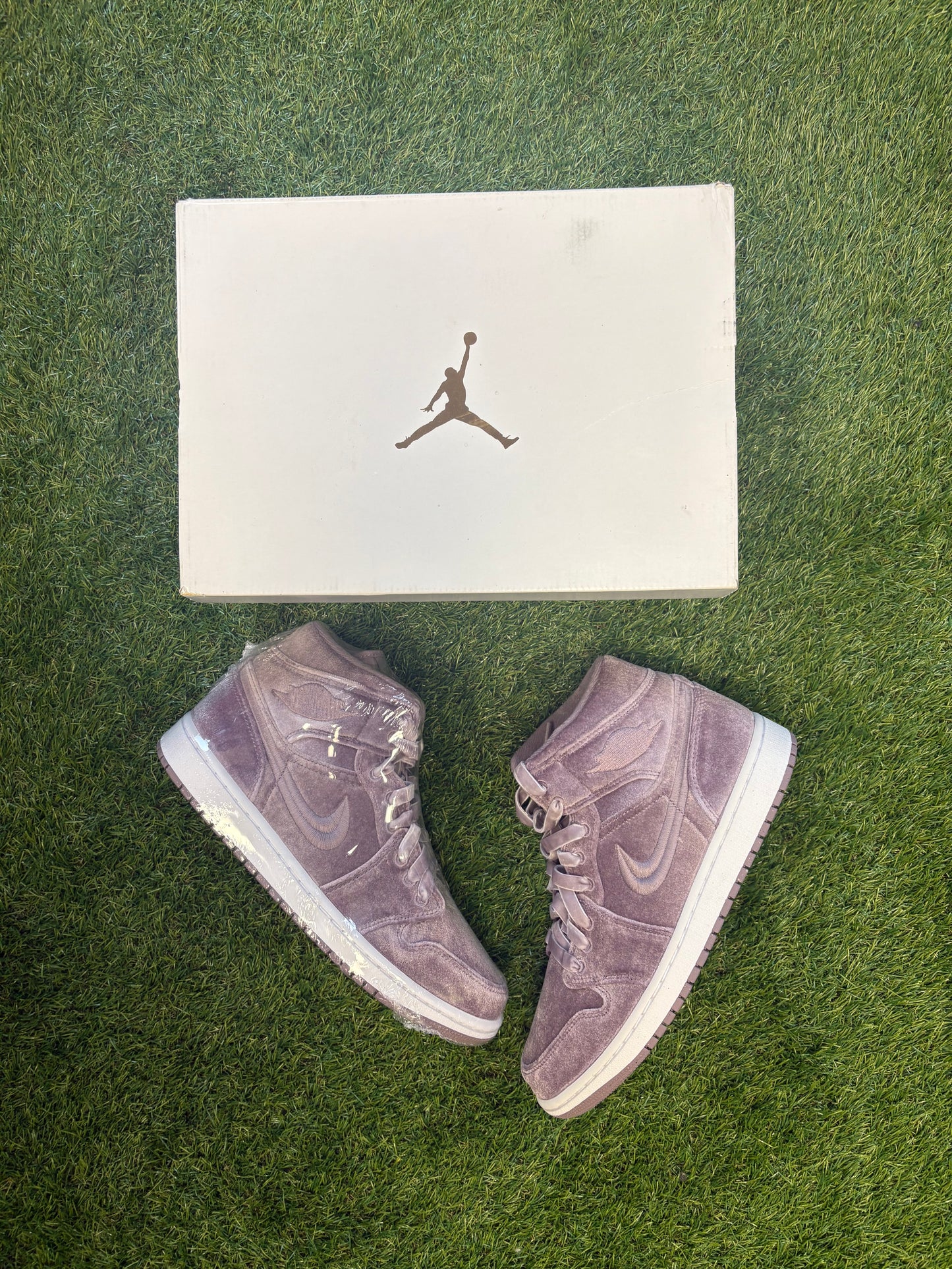 Air Jordan 1 Mid SE “Purple Velvet”