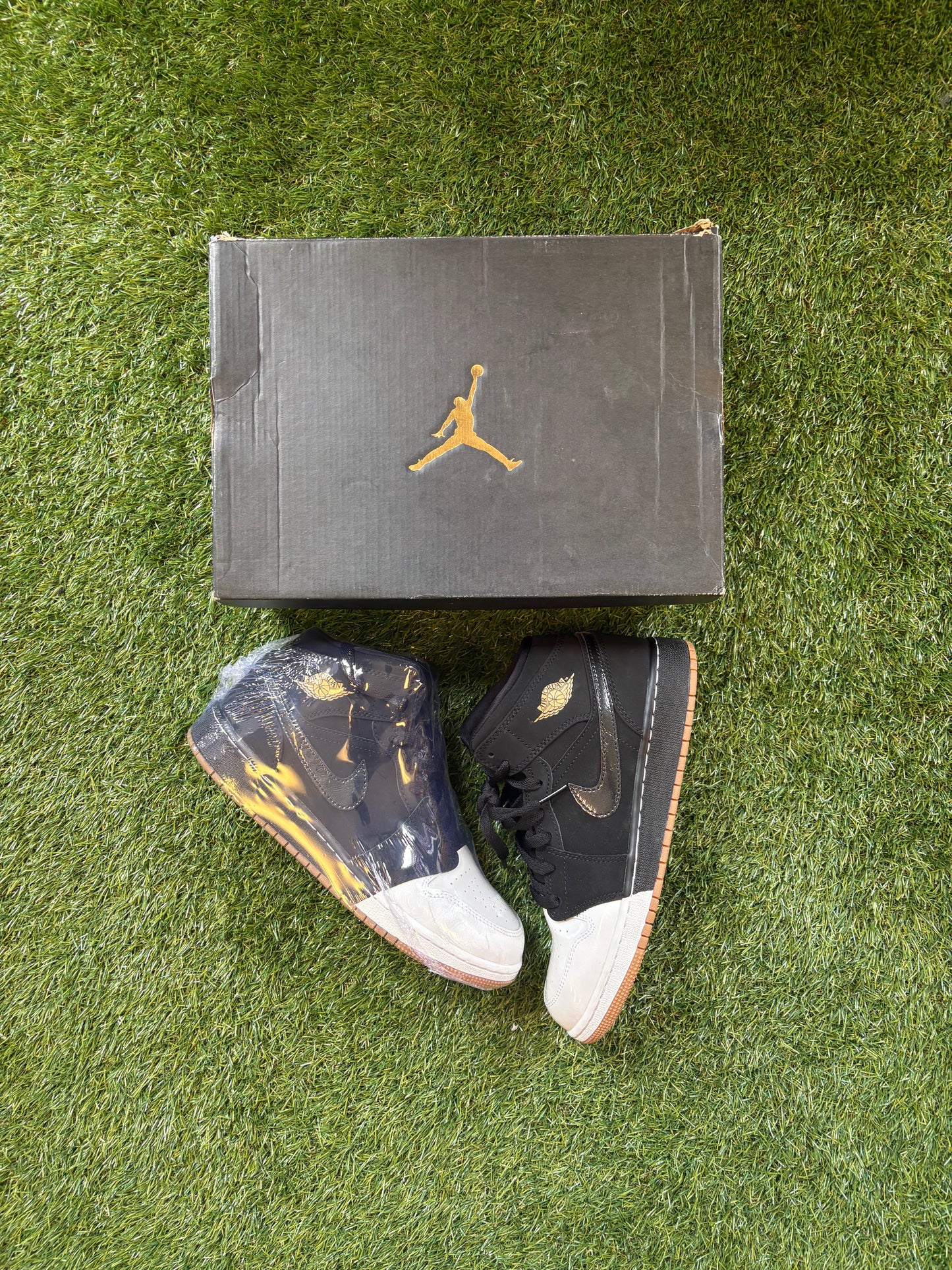 Jordan 1 Mid Black White Gold