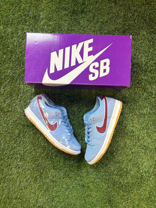 Nike SB Dunk Low “Philadelphia Phillies”